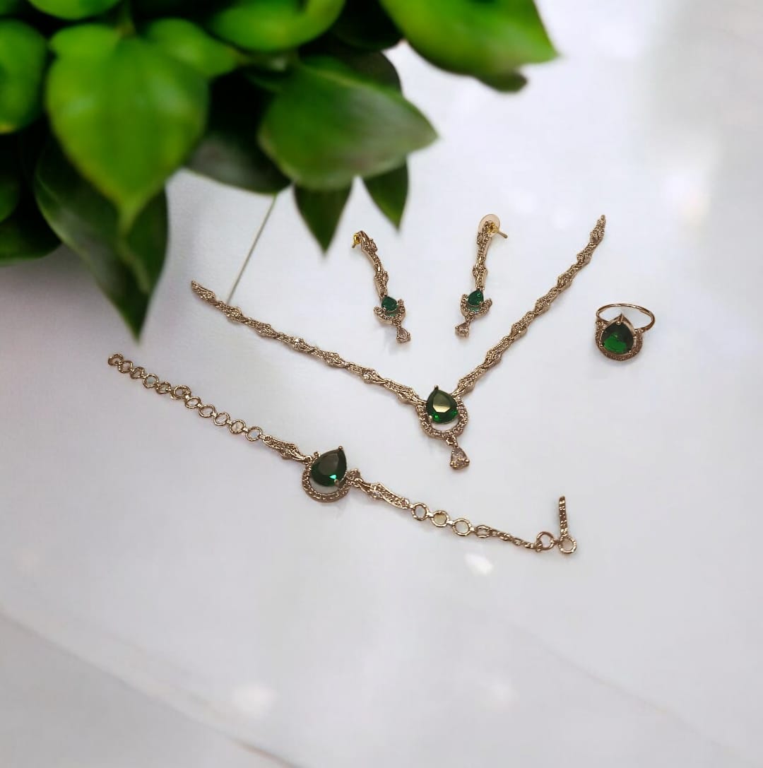 Latenee Necklace Set